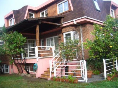 Vivienda unifamiliar en urbanizacion cerrada. Tiene tres plantas un semisotano