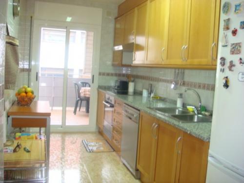 EXCELENTE PISO CERCA DE LOS JUZGADOS de reciente construcción dispone