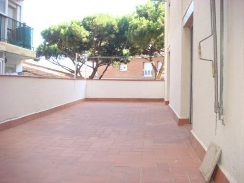 PISO CON TERRAZA EN EL CENTRO. Vivienda de 65m2 más