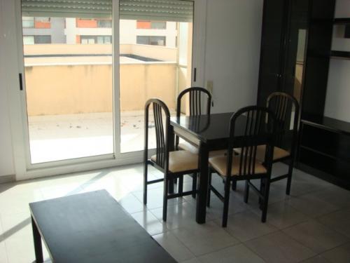 TOTALMENTE AMUEBLADO Acogedor apartamento ideal parejas o personas independientes cuent