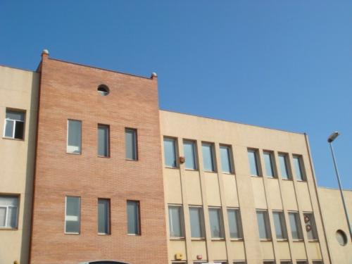 Edificio en polígono industrial tiene 3 plantas: sótano de 516