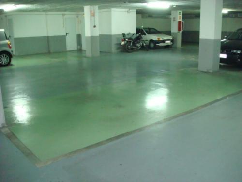 PARA COCHE Y MOTO Plaza de parking súper grande de
