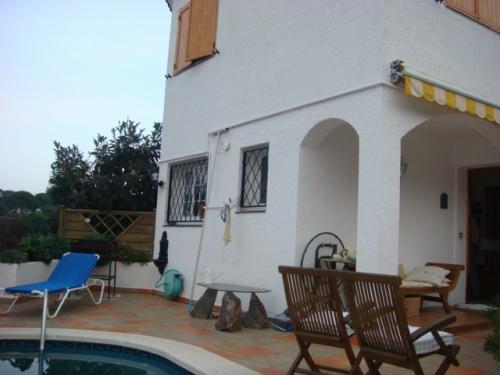 CASA UNIFAMILIAR CON PISCINA En urbanización de Arenys de mar