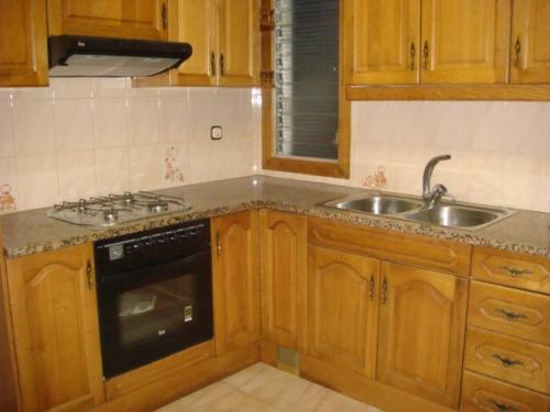 BIEN SITUADO Primer piso exterior de: 3 habitaciones comedor cocina