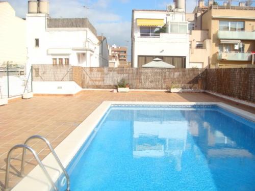 ZONA COMUNITARIA CON PISCINA. Vivienda de reciente construcción amueblada