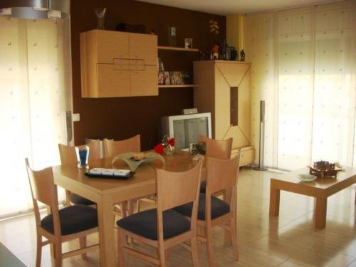 PISO DE 106m CASI NUEVO CON PISCINA COMUNITARIA con parking