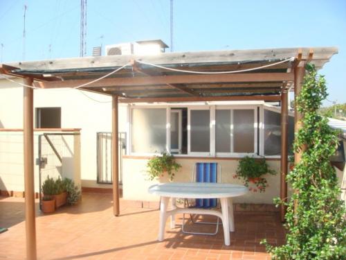 PISO ESQUINERO CON TERRAZA DE 86m De reciente construcción comedor