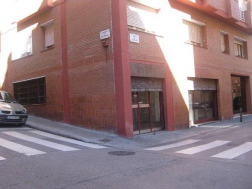 Amplio local luminoso y diafano.EsquineroCon un amplio escaparate puerta amplia