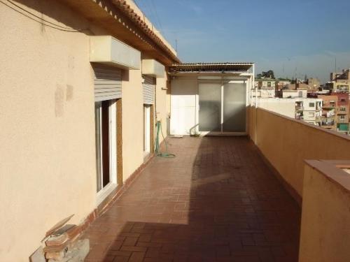 Atico en venta en Badalona.Edificio de seis alturas con ascensor.