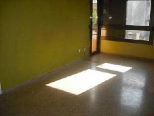 Piso en venta en Gava.Edificio de cinco plantas mas bajo