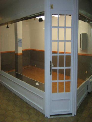 Local en las Corts. Tiene 25 m2. Esta situado dentro