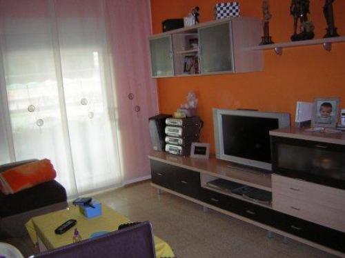 ZONA:Lloreda. Exterior y muy luminoso cerca de transportes. Puertas de