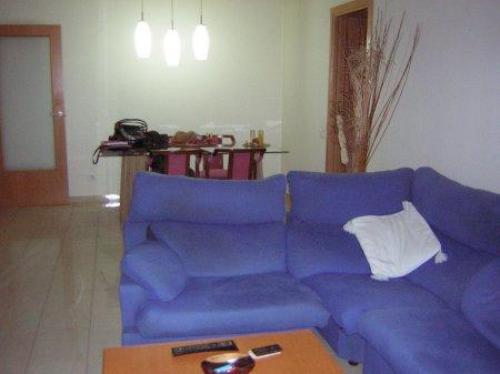Zona: PUERTO (59.000.000 Pts.) Suelo de gres imitaciOn marmol. Puertas