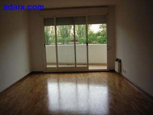 ZONA: MONTIGALa. Parquet puertas sapeli aluminio blanco cocina equipada y