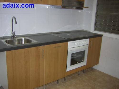 ZONA: LA SALUD. Suelo ceramica puertas haya cocina amplia y