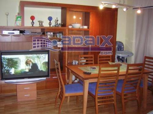 Zona: LLEFIA. Expledido piso de 110 m. CalefacciOn. Parquet. Ventanas