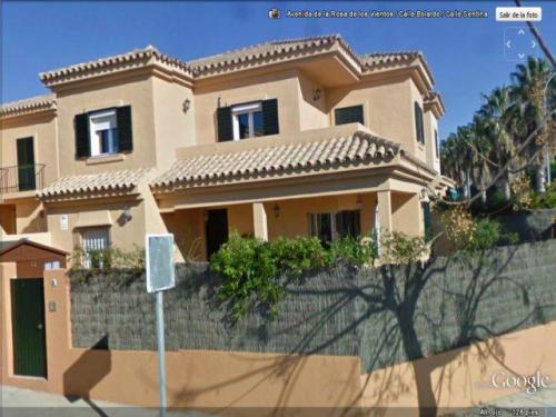 Chalet adosado haciendo esquina en segunda linea de playa. Menos