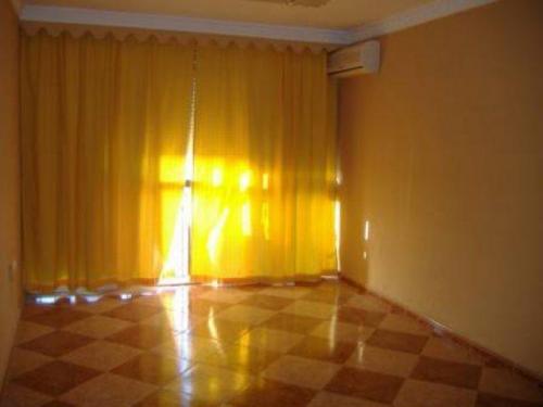 Pinillo Chico. Piso reformado. Cocina amueblada con despensa. Armario empotrado.