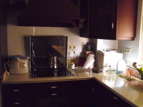 PRECIOSA UNIFAMILIAR DECORADA CON MUEBLES MODERNOS COCINA Y BAñOS NUEVOS