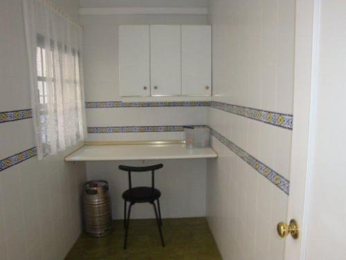 BONITA UNIFAMILIAR. 2 BAñOS COMPLETOS. ASEO. PATIO. TOTALMENTE AMUEBLADA. CENTRO.