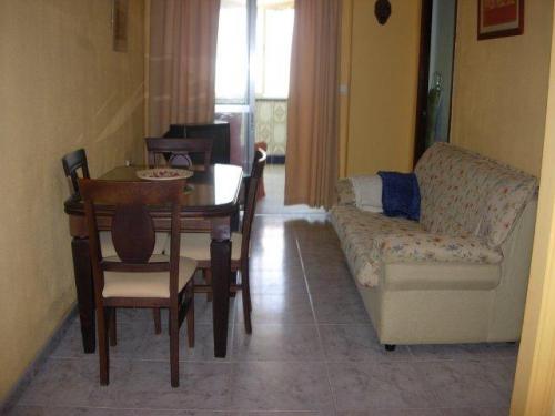 BONITO PISO TERRAZA MUY AMPLIA. TOTALMENTE AMUEBLADO. COMUNIDAD INCLUIDA EN