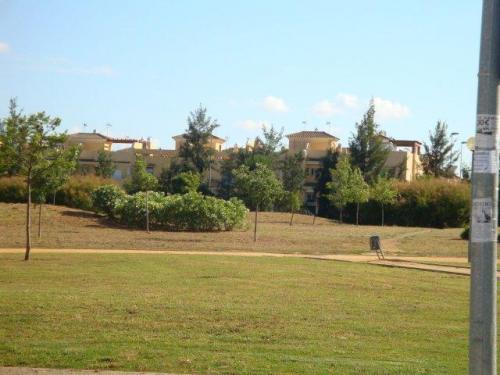 PRECIOSA UNIFAMILIAR ADOSADA BAñO ASEO 2 PATIOS TOTALMENTE AMUEBLADA ZONA