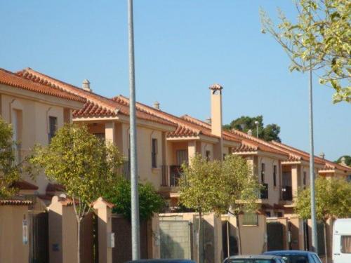 PRECIOSA UNIFAMILIAR ADOSADA BAñO REFORMADO ASEO COCINA AMUEBLADA LAVADERO NUE