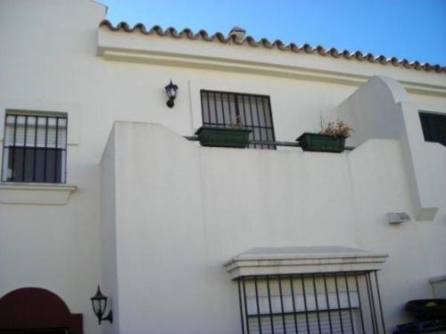 PRECIOSA UNIFAMILIAR PAREADA BAñO ASEO COCINA AMUEBLADA CON ELECTRDOMeST