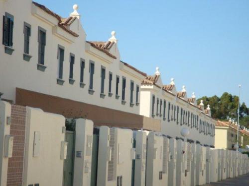 A ESTRENAR. BONITA UNIFAMILIAR ADOSADA BAñO ASEO 2 PATIOS MUY