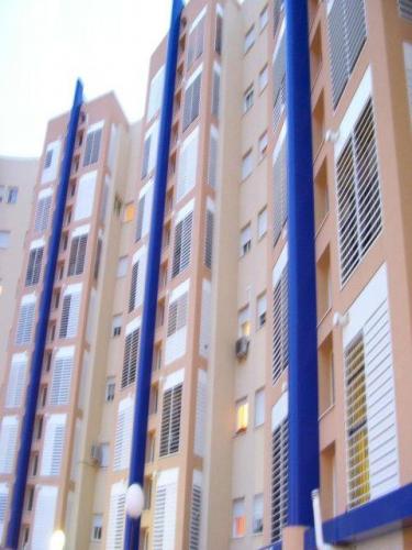 AMPLIO PISO. URB. PRIVADA CON PISCINA. AIRE ACONDICIONADO. TOTALMENTE AMUEBLADO.