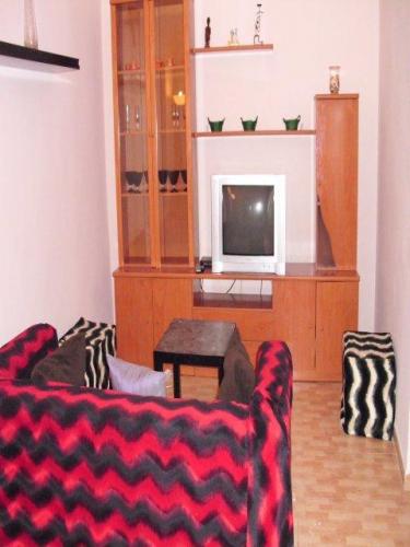 BONITO PISO EN EL CENTRO. 2 DORMITORIOS 1 BAñO. TOTALMENTE