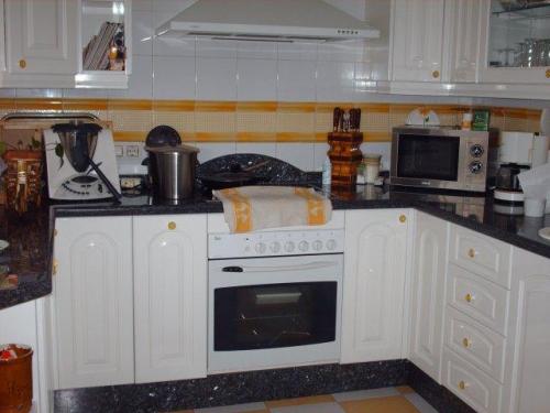 AMPLIA UNIFAMILIAR ADOSADA 4 DORMITRORIOS 2 BAñOS COPLETOS ASEO COCINA