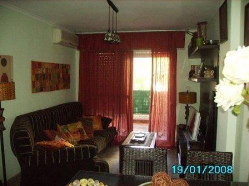 Piso ubicado en recinto privado con plaza de aparcamiento propia.