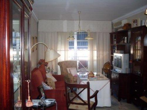 Piso de tres dormitorios con dos baños completos uno de