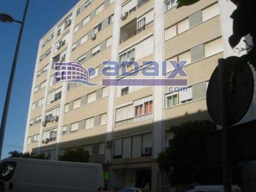 AMPLIO PISO EN PLANTA BAJA COCINA AMUEBLADA CON ELECTRODOMeSTICOS BAñO.