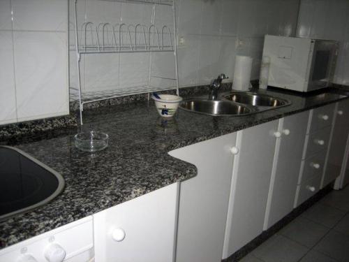 COQUETO PISO EN PLANTA BAJA. 2 BAñOS COMPLETOS. TOTALMENTE AMUEBLADO.