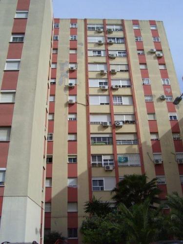 AMPLIO LUMINOSO COCINA AMUEBLADA LAVADERO PZ. DE APARCAMIENTO EN SUPERFICIE.