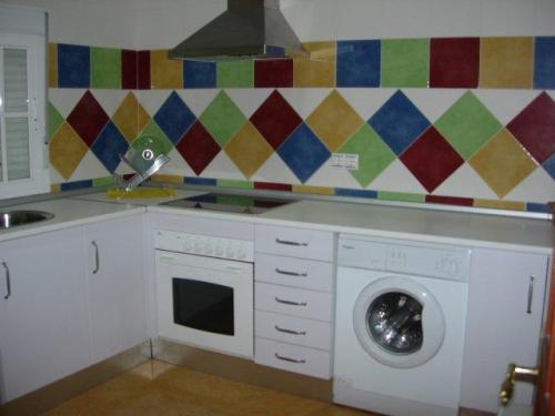 CASA DE 2 PLANTAS. 2 BAñOS. 2 SALONES. PATIO. AZOTEA.