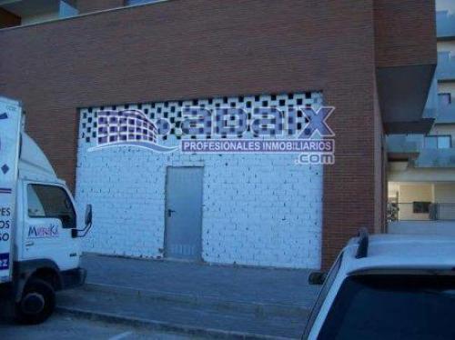 Local en bruto haciendo esquina y en una zona residencial