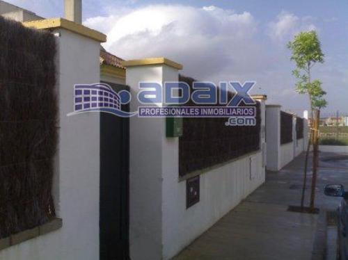 Chalet independiente en urbanizacion cerrada sin amueblar. Dispone de plaza