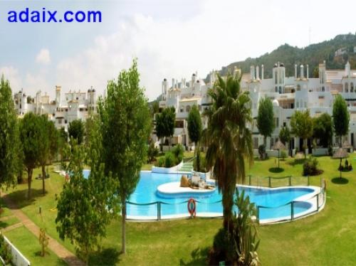 EN ZAHARA DE LOS ATUNES. Adosado haciendo esquina en la