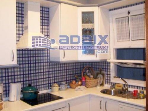 Complementamente reformado uno de los cuartos de baño con dos