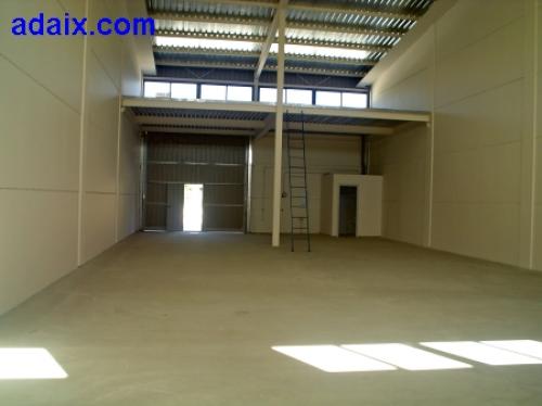 Gran nave comercial de 240m2 de planta 60m2 de entreplanta