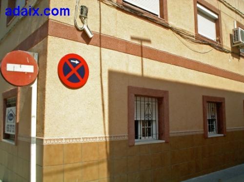 Piso bajo de una casa dividida en dos plantas. Se