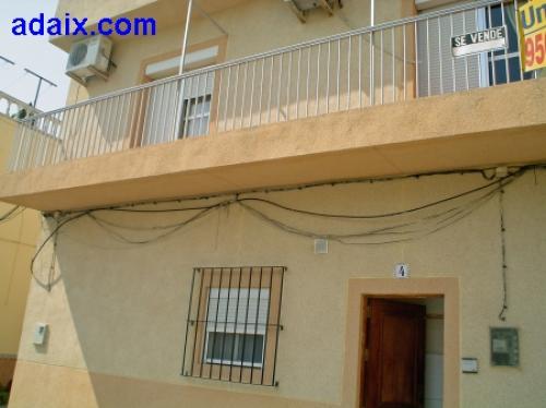 Casa en planta alta con azotea y lavadero/trastero. Se encuentra