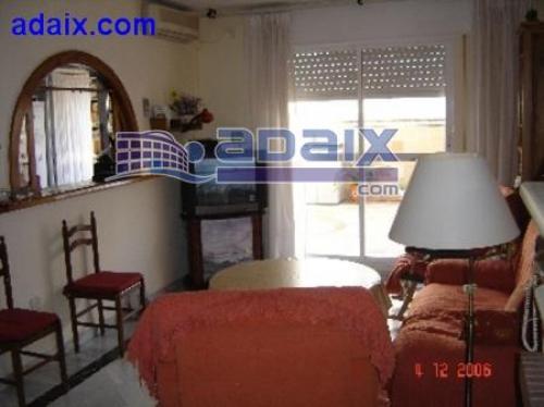 Excelente casa adosada en el Centro. SOtano trastero y patio.