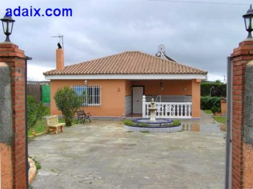 Excelente chalet en gran parcela con trastero porche y leñero.