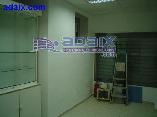 Local comercial haciendo esquina con grandes escaparates. Se puede emplear