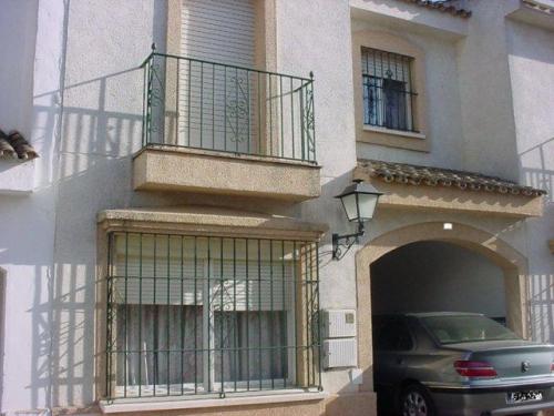 UNIFAMILIAR ADOSADA ENN URB. PRIVADA COCINA AMUEBLADA CON ELECTRODOMeSTICOS BA&Nt