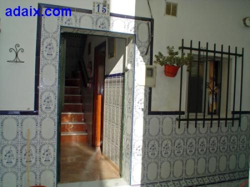 Casa ubicada en un barrio tranquilo de Jerez. En sus